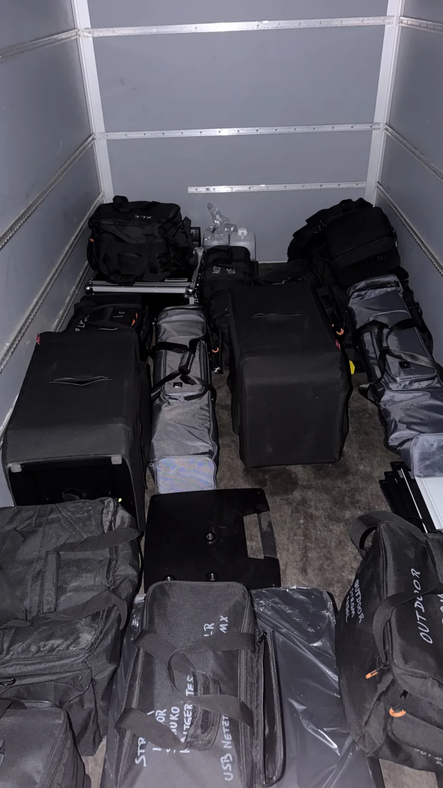 Blick in den Anhänger mit dem Veranstaltungsequipment in Transporttaschen, Koffern und Schutzhüllen
