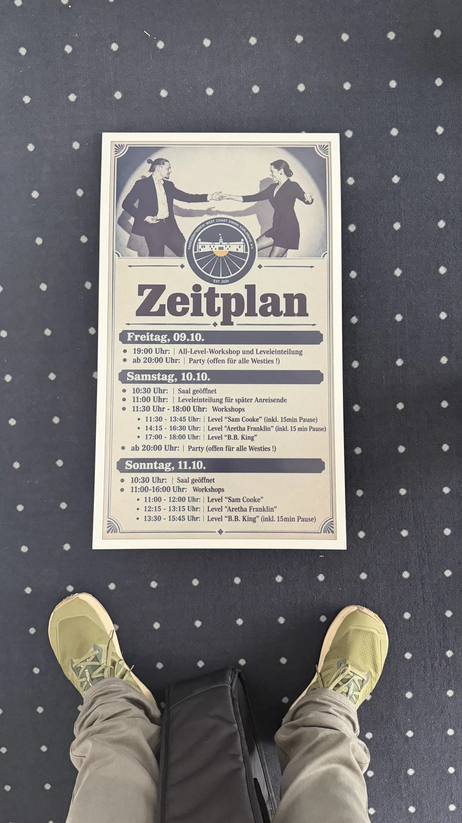 Samsung ePaper Display mit dem Zeitplan des Blues Intensive auf blauem Teppich